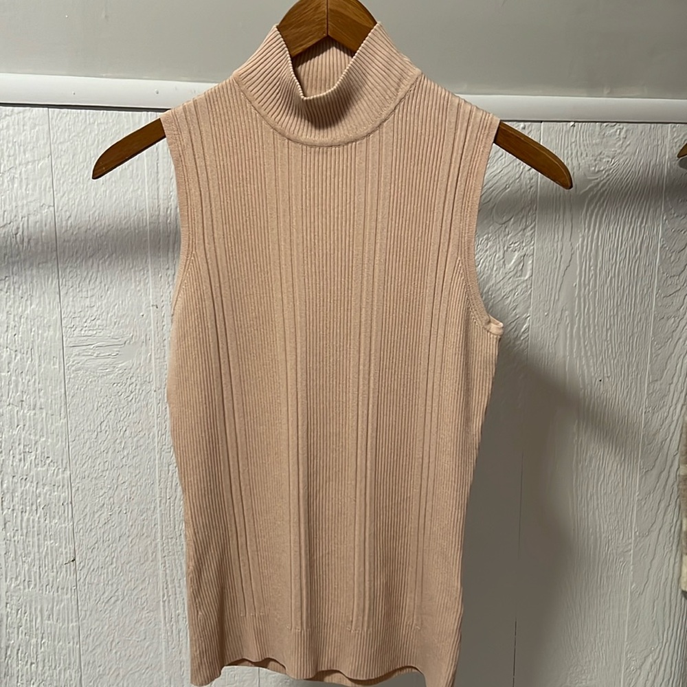 Sleeveless mock neck top - Picture 1 of 4